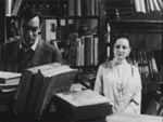 Sergio besigtiger biblioteket