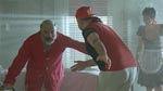 Dodòs far og den fjollede fysioterapeut i én af de fejlslagne komiske scener Dodòs far og den fjollede fysioterapeut i én af de fejlslagne komiske scener.