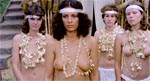 Traditionen tro byder filmen også på en del mere eller mindre umotiveret nøgenhed. Det er Sheilas søster, Diana (Paola Senatore) forrest.
