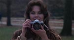 Frank får øje på den smukke modefotograf Anna.