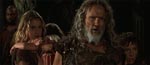 Kris Kristofferson som langhåret gamling og i baggrunden filmens blikfang Daena, spillet af Estella Warren.