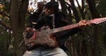 Den mystiske hævner – her spillende enormt hurtigt på sin guitar.