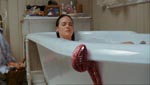 En af de røde 'snegle' på vej op i badekarret til Kylie (Tania Saulnier).