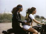 Den evindelige motorcykelmontage, der bliver brugt flittigt igennem hele filmen, akkompagneret med et rip-off af klassikeren 'Born to be Wild' Den evindelige motorcykelmontage, der bliver brugt flittigt igennem hele filmen, akkompagneret med et rip-off af klassikeren 'Born to be Wild'.