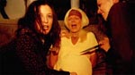 Den Manson-inspirerede kult angriber Arkadins kone i filmens indledning