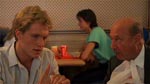 Bob (Tom Schanley) og inspektør Danesi (Donald Pleasence) diskuterer sagen Bob (Tom Schanley) og inspektør Danesi (Donald Pleasence) diskuterer sagen.