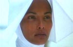 Laura Gemser som Emanuelle - nu i nonne-outfit.