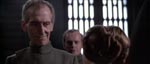 Prinsessen møder guvernør Tarkin (Peter Cushing).