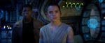 Daisy Ridley i rollen som Rey. I baggrunden John Boyega som Finn.