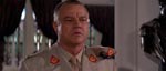 Joe Don Baker som våbenhandler og våbenfetichist.