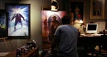 David i færd med at male i filmens begyndelse. Bemærk 'The Thing'-plakaten til venstre og referencen til Kings 'Dark Tower'-romanserie i det maleri, David er ved at male David i færd med at male i filmens begyndelse. Bemærk 'The Thing'-plakaten til venstre og referencen til Kings 'Dark Tower'-romanserie i det maleri, David er ved at male.