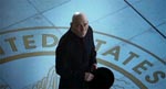 Pete Postlethwaite som præsten, der dukker op for at advare Robert
