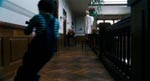Den trehjulede cykel er skiftet ud med et løbehjul i scenen, hvor Damien 'tilfældigvis' kommer til at skubbe mor ud over gelænderet