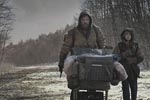 Manden og Drengen på vejen i filmens begyndelse Manden og Drengen på vejen i filmens begyndelse.