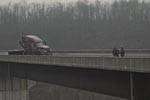 På én eller anden måde gør den enlige lastbil landskabet endnu mere trøstesløst, end hvis den ikke havde været der. Bemærk i øvrigt farveholdningen - sådan ser 'The Road' ud igennem hele filmen På én eller anden måde gør den enlige lastbil landskabet endnu mere trøstesløst, end hvis den ikke havde været der. Bemærk i øvrigt farveholdningen - sådan ser 'The Road' ud igennem hele filmen.