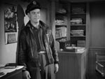 Captain Hendry (Kenneth Tobey) lige efter ankomsten til polarbasen Captain Hendry (Kenneth Tobey) lige efter ankomsten til polarbasen