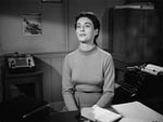 Den yndige Nikki (Margaret Sheridan), som Captain Hendry har noget kørende med Den yndige Nikki (Margaret Sheridan), som Captain Hendry har noget kørende med