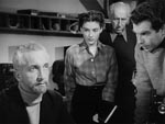 Den skurkagtigt naive videnskabsmand Dr. Carrington (Robert Cornthwaite, til venstre) briefer sine kolleger Den skurkagtigt naive videnskabsmand Dr. Carrington (Robert Cornthwaite, til venstre) briefer sine kolleger