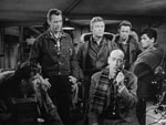 Scotty (Douglas Spencer) sender sin radioreportage - og sin advarsel - hjem til de amerikanske lyttere Scotty (Douglas Spencer) sender sin radioreportage - og sin advarsel - hjem til de amerikanske lyttere