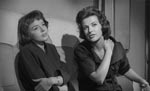 De yndige Pilgrim-søstre, Anne (Janet Munro) til venstre og Sarah (Jennifer Jayne) til højre De yndige Pilgrim-søstre, Anne (Janet Munro) til venstre og Sarah (Jennifer Jayne) til højre