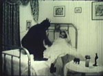 En mand i gorilladragt og Bing i brudekjole En mand i gorilladragt og Bing i brudekjole.