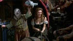 Cirkus kommer til byen. Sigøjnersken spilles Adrienne Corri.