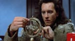 Redferne (Richard E. Grant) med en dingenot, der hjælper ham med at lokalisere heksemesteren.
