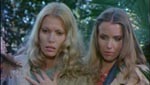 Lori Ridgeway (Alexandra Delli Colli) og Susan.
