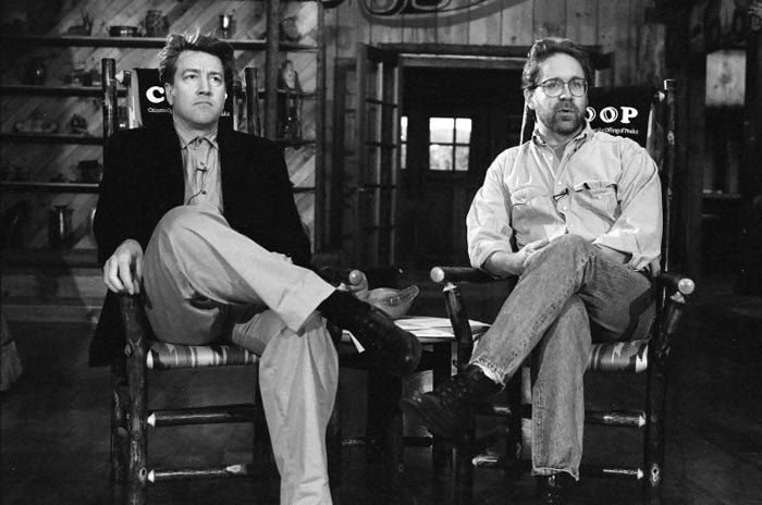 David Lynch (t.v.) og Mark Frost under indspilningen af den oprindelige tv-serie i starten af 1990'erne.