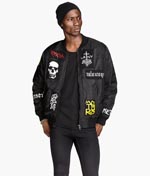 I protest mod populariseringen af metal-merchandise, narrede en flok metallere H&M til at indkøbe og sælge denne falske battle vest med falske band-patches. Foto: H&M.