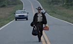 Rick på landevejen i første afsnit af 'The Walking Dead' Rick på landevejen i første afsnit af 'The Walking Dead'.