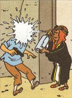 Tintin får sig en smagsprøve på den ulide møgunge Abdallahs narrestreger.