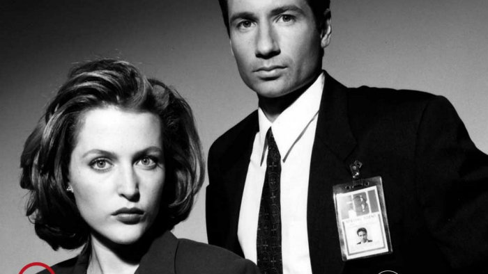 Gillian Anderson og David Duchovny i et billede fra seriens unge dage for over 20 år siden.
